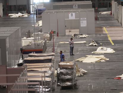 Trabajos de desmontaje del hospital de emergencia en Ifema.