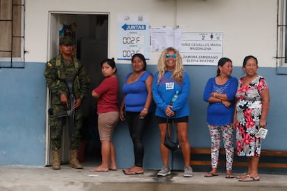 Mujeres esperan para votar este domingo, en una caseta en Olón. La inseguridad se ha convertido en un tema central de la campaña con enero siendo el mes con más homicidios de la historia de la nación.