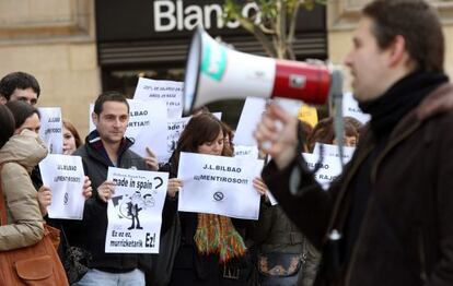 Un momento de la concentración de los sindicatos ante la sede del Palacio Foral en Bilbao.