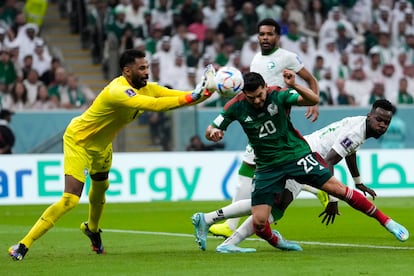 Mohammed Al-Owais, portero de Arabia Saudí, para un remate de cabeza de Henry Martin, de la selección de México, en el estadio 974 este miércoles.