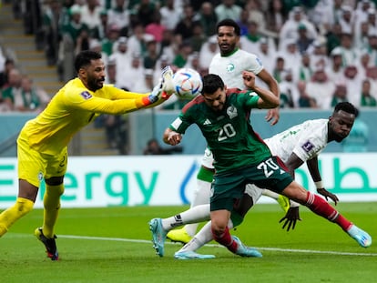 Mohammed Al-Owais, portero de Arabia Saudí, para un remate de cabeza de Henry Martin, de la selección de México, en el estadio 974 este miércoles.