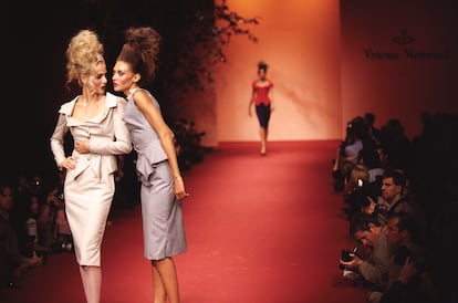 Karen Mulder y Chrystèle Saint-Louis Augustin presentan la colección de Westwood de 1996, en París.