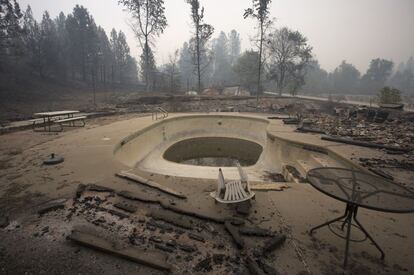 Una piscina en medio de los restos de una casa consumida por el fuego en Sacramento (California).