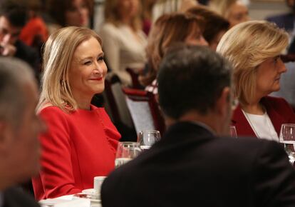 La presidenta de la Comunidad de Madrid, Cristina Cifuentes, guiña un ojo durante el desayuno informativo del presidente de la Xunta de Galicia, Alberto Núñez Feijóo, organizado por la agencia Europa Press, el 29 de enero de 2018.