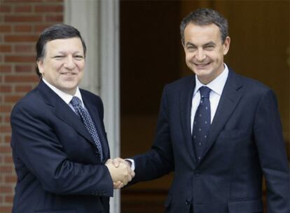El presidente de la Comisión Europea (CE), José Manuel Durao Barroso, a la izquierda, y el presidente del Gobierno español, José Luis Rodríguez Zapatero, durante su encuentro en el Palacio de La Moncloa.