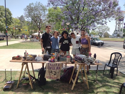 Integrantes del Taller de Bicis del Vecindario, en Córdoba (Argentina).