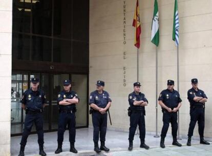 Agentes del Cuerpo Nacional de Policía vigilan la entrada del Ayuntamiento de El Ejido (Almería).