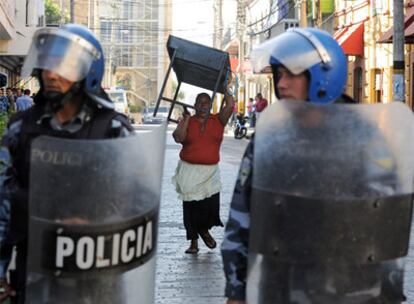 Miembros de las fuerzas de seguridad montan guardia frente al Congreso Nacional, en Tegucigalpa.