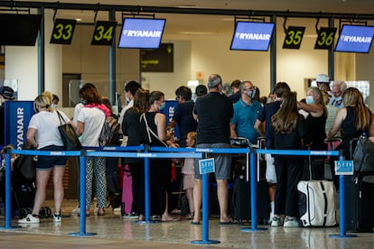 Británicos en el aeropuerto de Faro (Portugal).