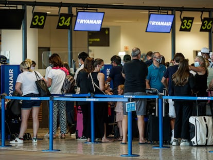 Británicos en el aeropuerto de Faro (Portugal).