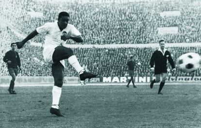 Waldo dispara durante la final de la copa de ferias de 1962 