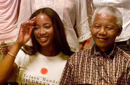 Naomi Campbell y Nelson Mandela, en Sudáfrica en 2001.