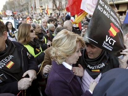 Esperanza Aguirre conversa con uno de los asistentes a la manifestación de ayer en Madrid.