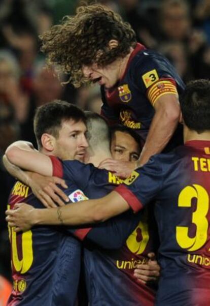 Puyol celebra el gol de Messi