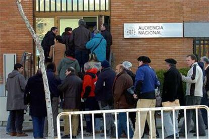 Algunos de los acusados entran en la sala de juicios de la Casa de Campo, de Madrid.