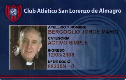 El cardenal es socio del club de f&uacute;tbol San Lorenzo de Almagro, como muestra este carnet. 