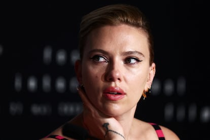 Scarlett Johansson, durante la rueda de prensa de la película 'Asteroid City' en Cannes en 2023. La actriz lamenta que OpenAI haya usado una voz como la suya sin su permiso.