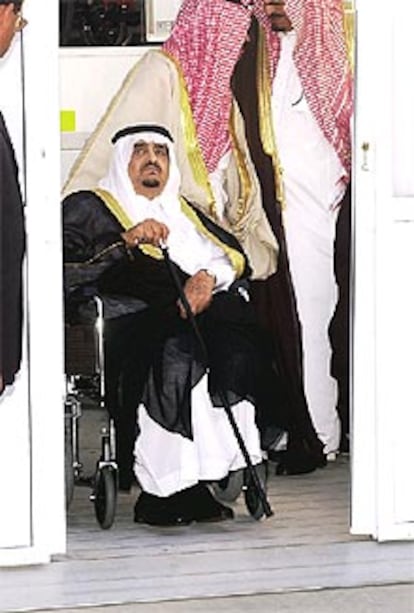 El rey de Arabia Saud, ayer, en el aeropuerto de Mlaga.