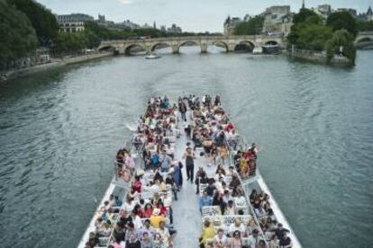 Un crucero por el río Sena, en París, entre el Pont Neuf y el puente de las Artes.