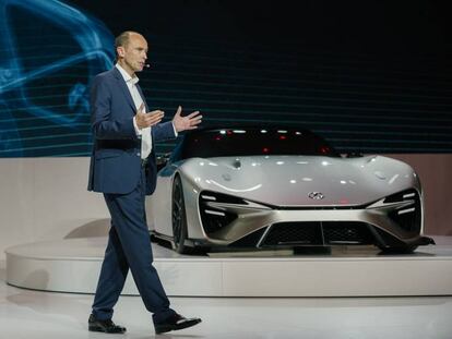 El presidente y consejero delegado de Toyota Motor Europa, Matt Harrison, junto al concepto eléctrico de Lexus en el foro anual Kenshiki 2022.