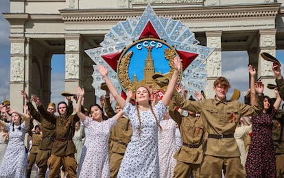 El "Vals de la Victoria" durante la conmemoración del 80º aniversario de la victoria rusa sobre la Alemania nazi, en Moscú, el pasado 6 de mayo