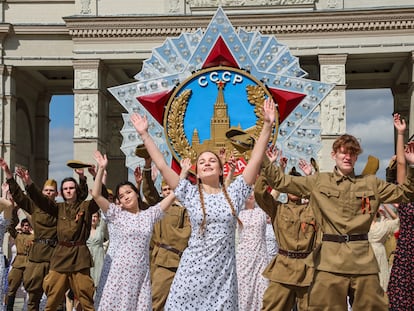 El "Vals de la Victoria" durante la conmemoración del 80º aniversario de la victoria rusa sobre la Alemania nazi, en Moscú, el pasado 6 de mayo