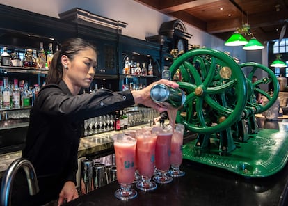 El famoso Singapore Sling en el bar del Hotel Raffles.