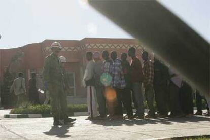 Subsaharianos a la espera de ser repatriados en la base militar de Guleimin.