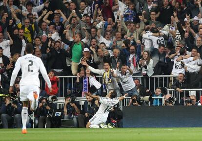 Chicharito celebra su gol con la afición del Madrid.