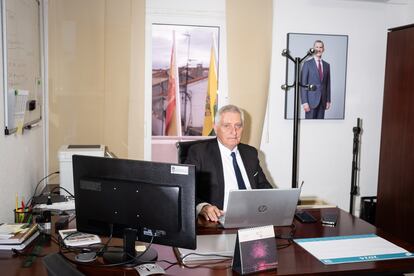 José Miguel Lloret, sindaco di Villanueva de Perales, fotografato nel suo ufficio il 23 novembre. 