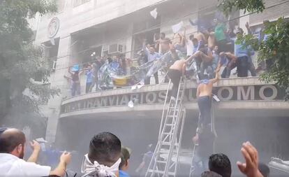 El intento de asalto al sindicato de chóferes, este lunes en Buenos Aires.