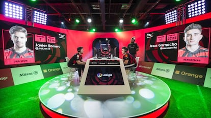 Dos jugadores se enfrentan en una partida de la Virtual LaLiga eSports Santander.