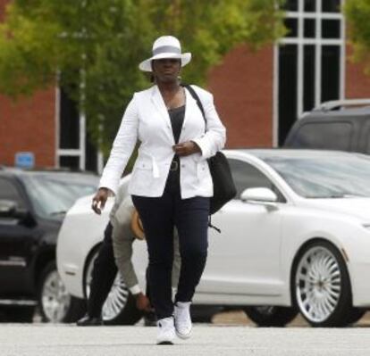 Leolah Brown saliendo de la iglesia y acercándose a la prensa.