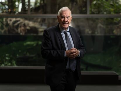 Ernest Maragall, candidato de Esquerra a la alcaldía de Barcelone fotografiado junto al bosque inundado del CosmoCaixa.