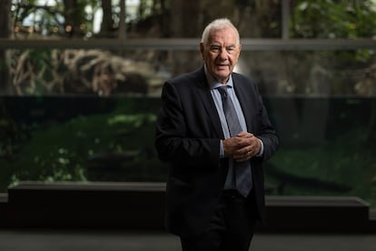 Ernest Maragall, candidato de Esquerra a la alcaldía de Barcelone fotografiado junto al bosque inundado del CosmoCaixa.