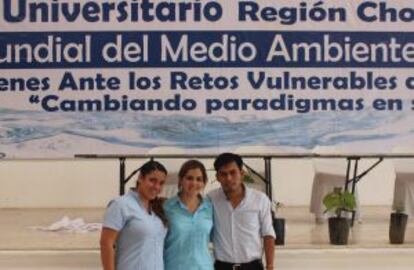 Azahara Mesa con dos de sus estudiantes después de una conferencia que impartió para universitarios