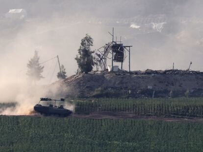 Un tanque israelí en el interior de la franja de Gaza este lunes, visto desde Israel.