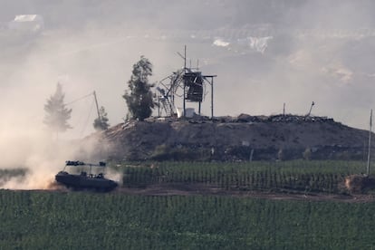 Un tanque israelí en el interior de la franja de Gaza este lunes, visto desde Israel.