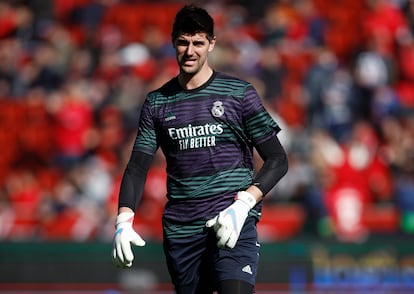 Thibaut Courtois, dolorido este domingo en Mallorca durante el calentamiento.