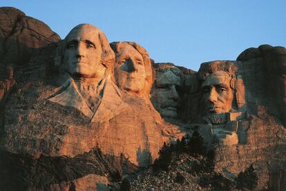 <strong>El turista critica.</strong> "¡No vale la pena conducir 40 minutos para ver este monumento! La escultura está rota y conmemora presidentes que ya no son relevantes. Hubiera sido mucho mejor si hubieran dejado las montañas naturales intactas. Además, ¡cuesta 15 sangrientos dólares aparcar allí el coche! Este monumento lo único que conmemora son todos los hermosos lugares que han sido destruidos para homenajear a tipos blancos ricos y muertos desde hace mucho tiempo" (Brian S). </p> <strong>El experto contesta.</strong> "Lo destacable de este monumento es que se trata de una demostración de fuerza por parte de Estados Unidos. Era como decir: 'Aquí estamos nosotros'. Es un ejemplo estético de vanidad y hay que verlo y valorarlo desde esa perspectiva. Después de todo no creo que lo construyeran pensando en su belleza", declara a ICON Vidal Romero. </p>