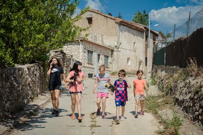 Cinco niños de Griegos pasean por las calles del pueblo. 