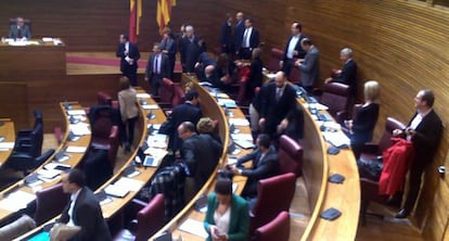 Los diputados de la oposici&oacute;n abandonan el hemiciclo, ayer, tras la expulsi&oacute;n de M&ograve;nica Oltra. 