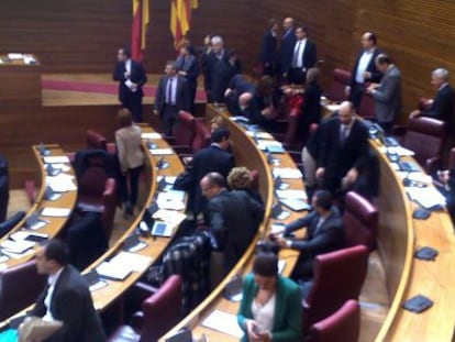 Los diputados de la oposici&oacute;n abandonan el hemiciclo, ayer, tras la expulsi&oacute;n de M&ograve;nica Oltra. 