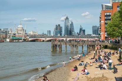 Vibrante, diversa, abierta. La programación veraniega del Southbank Center, centro cultural situado en el South Bank (la ribera sur del Támesis), entre Waterloo Bridge y el London Eye, tiene como uno de sus escenarios la playa que monta justo enfrente por obra y gracia de 85 toneladas de arena dorada. Tumbonas, cubos y palas, y una enorme variedad de público (familias con hijos, jóvenes, adultos, londinenses y visitantes) que busca espectáculos en directo, conciertos y exposiciones. Y quizás también construir un castillo de arena mientras se disfruta de las vistas del río. southbankcentre.co.uk Más información: <a href="https://www.southbankcentre.co.uk/whats-on/128879-southbank-centre-beach-2018" target="_blank">southbankcentre.co.uk</a>