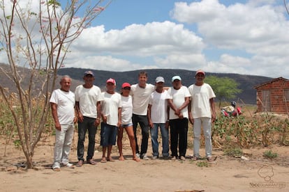 Santi Mallorquí, en el centro, durante una visita a agricultores  en Brasil. 