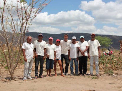 Santi Mallorquí, en el centro, durante una visita a agricultores  en Brasil. 