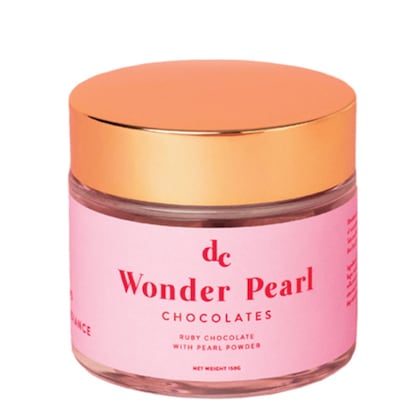 Chocolate para eliminar toxinas y acabar con el estrés. Wonder Pearl, de Depuravita, contiene chocolate Ruby mezclado con polvo de perla, que posee propiedades antienvejecimiento, antioxidantes y anti­estrés. No solo es saludable, sino que tiene un sabor irresistible: para verse bien y sentirse mejor. El polvo de perlas proviene de granjas sostenibles de agua dulce, que combinan métodos de curación antiguos con artesanía gourmet. Es recomendable tomar un único chocolate al día. A la venta en Nadia Perfumería. Precio: 66 euros.