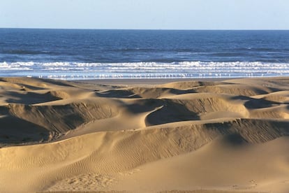 Pegados a la costa del Atlántico, de Tan Tan a Tarfaya hay 200 kilómetros de monótono desierto que nos hará soñar con la aventura. No en vano, el pueblo pesquero de Tarfaya está asociado a Antoine de Saint Exupéry, autor de 'El principito'.