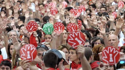 Miles de personas muestras sus manos en alto durante la concentraci&oacute;n en la Plaza del Ayuntamiento de Pamplona contra la agresi&oacute;n sexual de la joven.