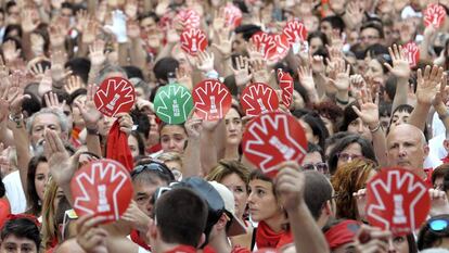 Miles de personas muestras sus manos en alto durante la concentración en la Plaza del Ayuntamiento de Pamplona contra la agresión sexual de la joven.